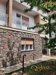 CENTAR PETROVARADINA - KUĆA SAMA NA PLACU, NA PRODAJU